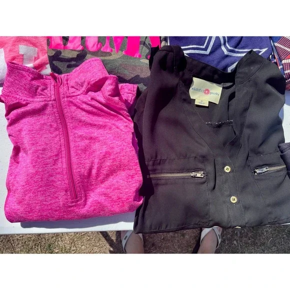 Lot of women's Medium T-shirts, button downs, hoodies, tank top & leggings - Picture 5 of 12